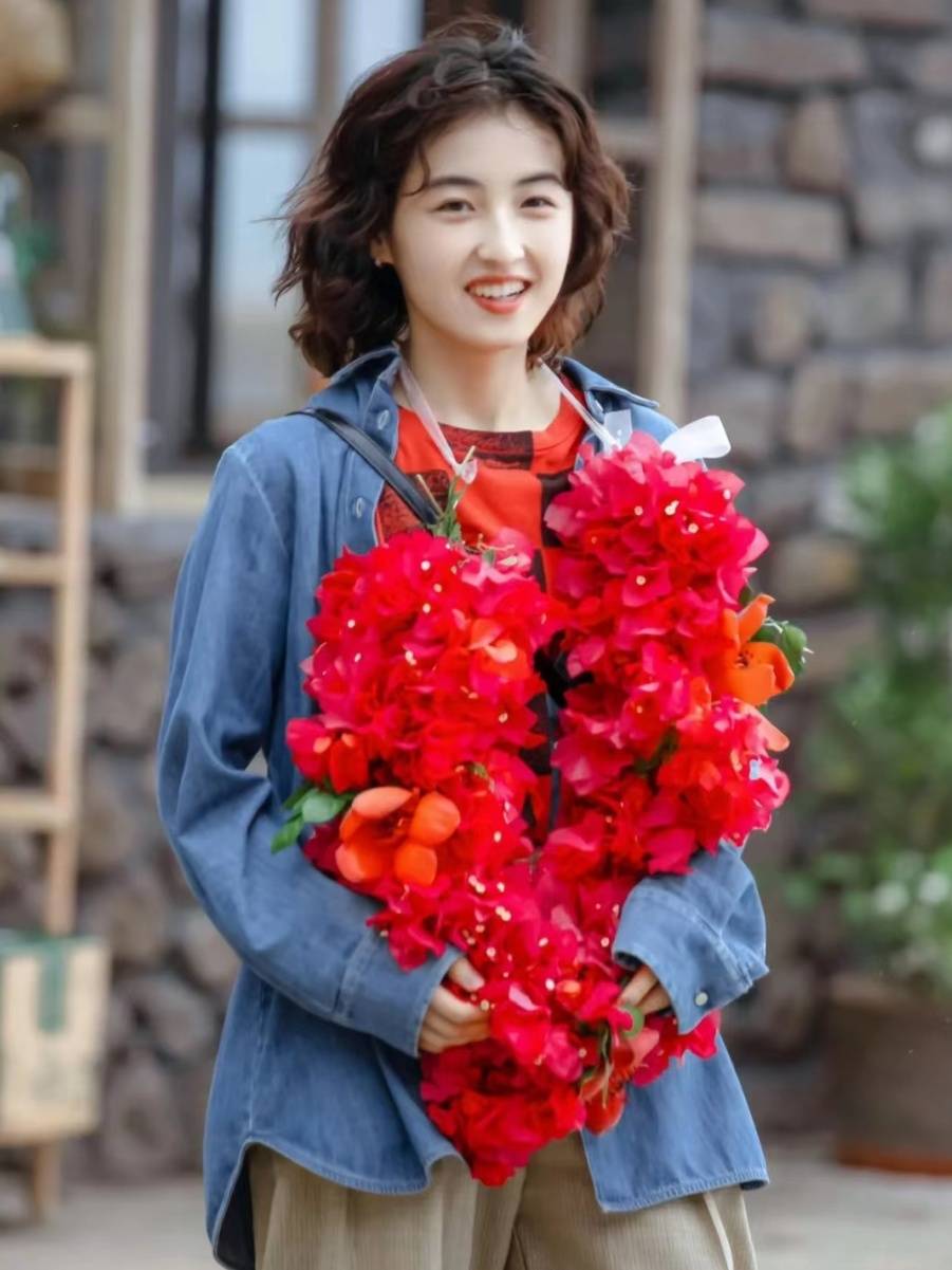 一个22岁获得影后,一个19岁成为导演,00后小花可真是卷_张子枫_文淇