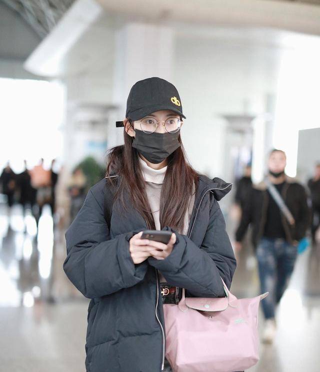 陈钰琪穿羽绒服,配雪地靴,造型真是接地气_黑色_穿着_白色