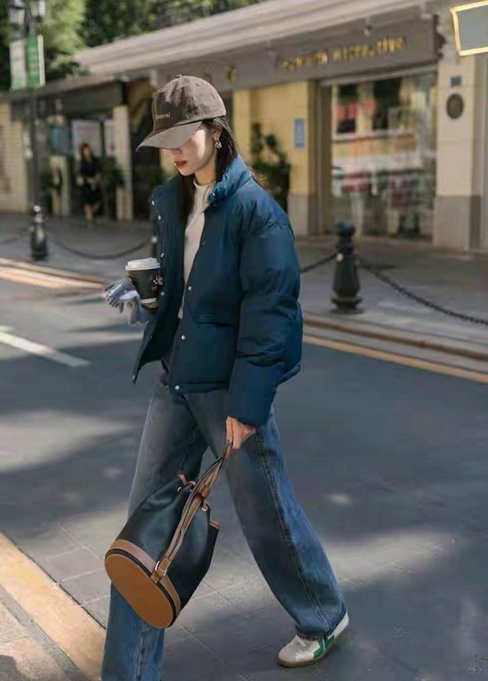 淺藍色羽絨服 淺色系蘿蔔褲奶油藍色羽絨服 運動褲白色收腰短款 黑色