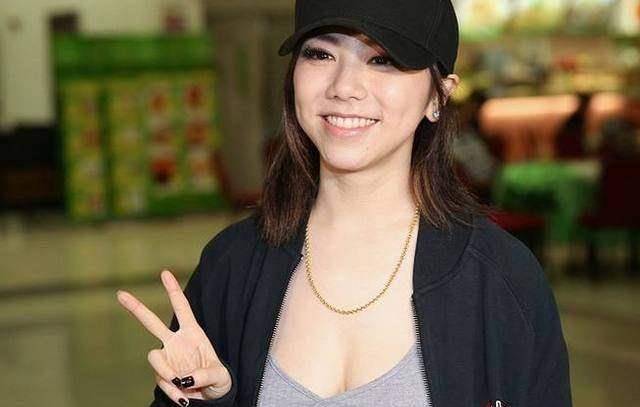 邓紫棋事业线小蛮腰在线,原本只想秀个事业线,结果让衣服抢了镜_黑色