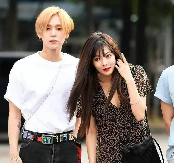 泫雅与男友参加时装周,丝袜搭天际,金晓钟夏日穿异域皮草_明星_公司