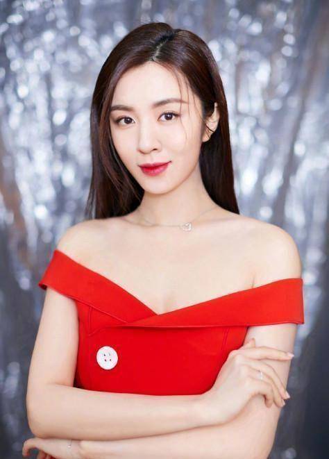 当王晓晨与关晓彤同穿红色礼服,两人相差9岁,竟美得不相上下!