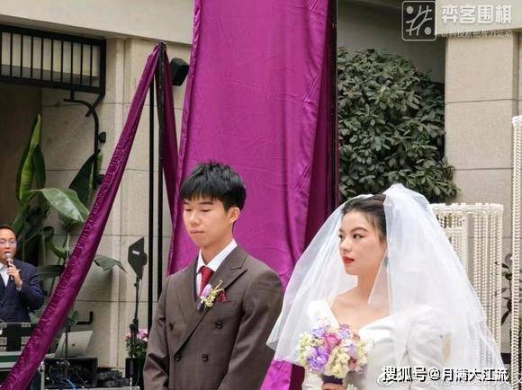 我们注意到辜梓豪已经在2022年底结婚了,他的新婚女友是美女罗婵.