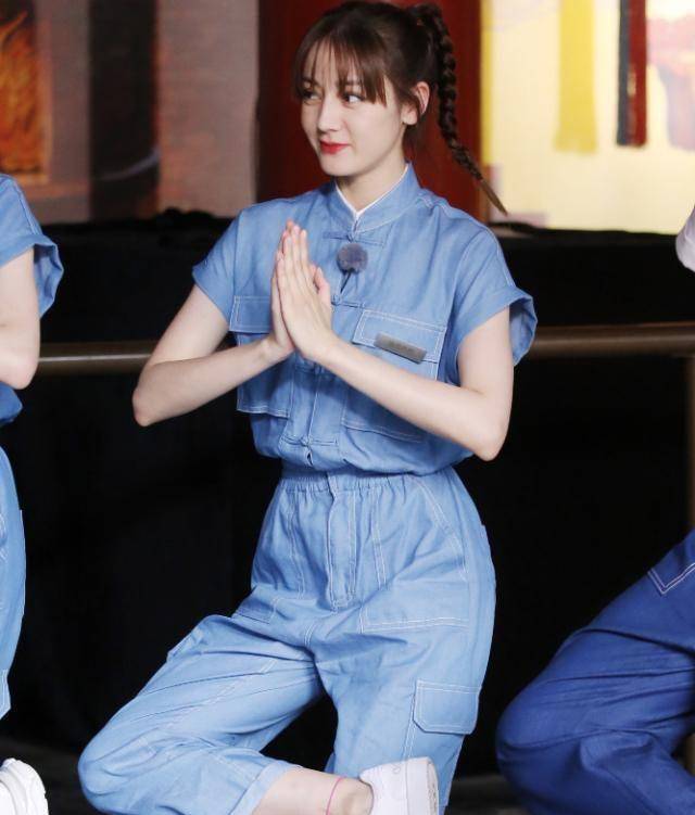 蔡徐坤录综艺欢乐十足,穿工装服扎双马尾卖萌太俏皮_牛仔_套装_衣服