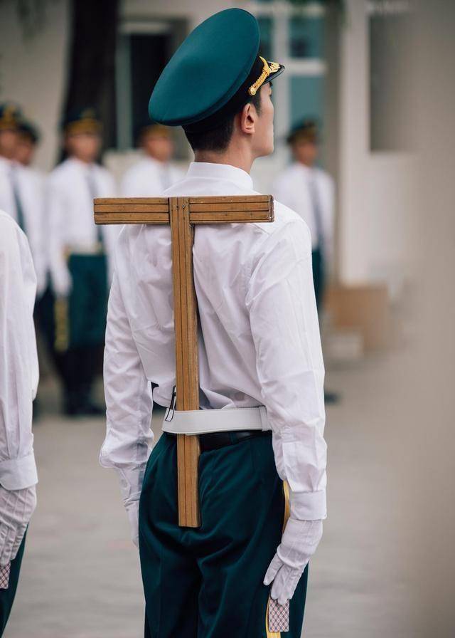 为了更好的诠释角色,一脸认真的进入仪仗队学升旗.