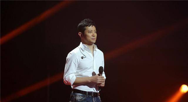 过气后参加比赛想翻红,被后辈淘汰后当场发飙_罗中旭_蔡健雅_实力