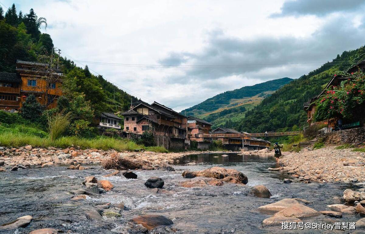 黄洛瑶寨坐落在金江河两岸,是龙脊十三寨中唯一的瑶族村寨.