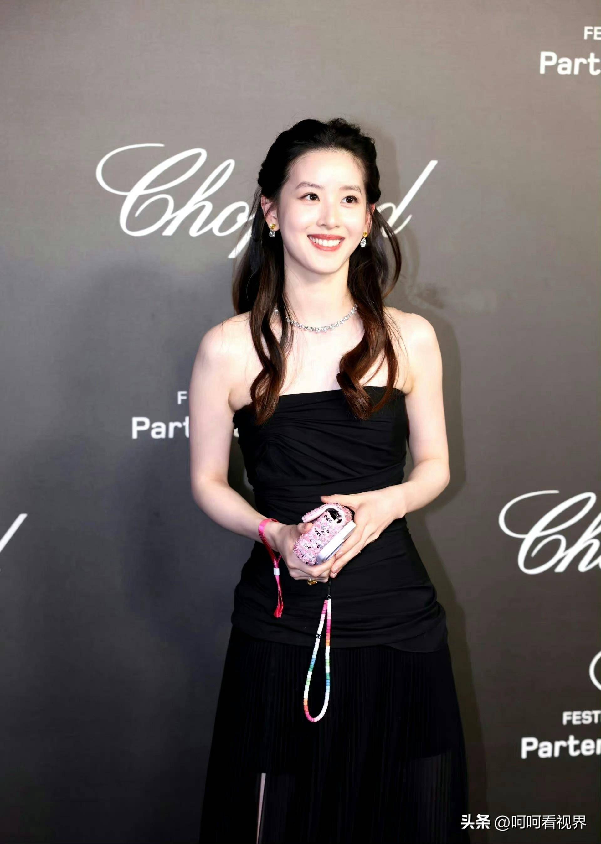 章泽天穿黑色礼服惊艳全场,网友:吸睛能力没有下降_时尚_气质_活动