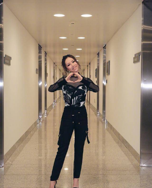 邓紫棋也是相当有个性,黑色的网纱搭配一条黑色的长裤,脚上一双黑色的