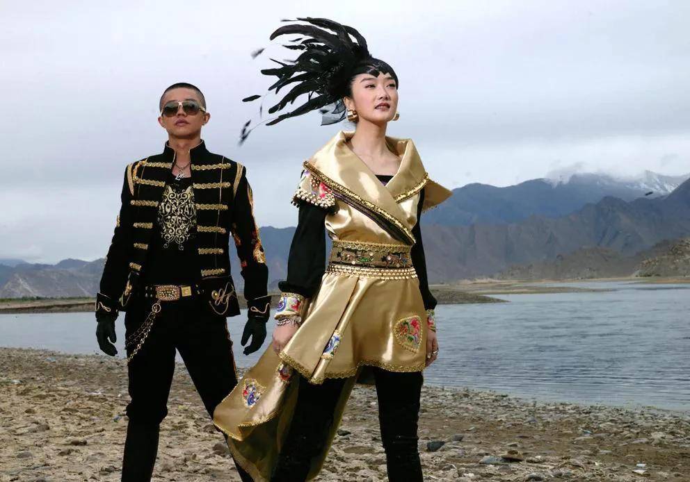 每出一个作品就被贴上标签因为心是空的,当我戴上墨镜的时候,别人看不