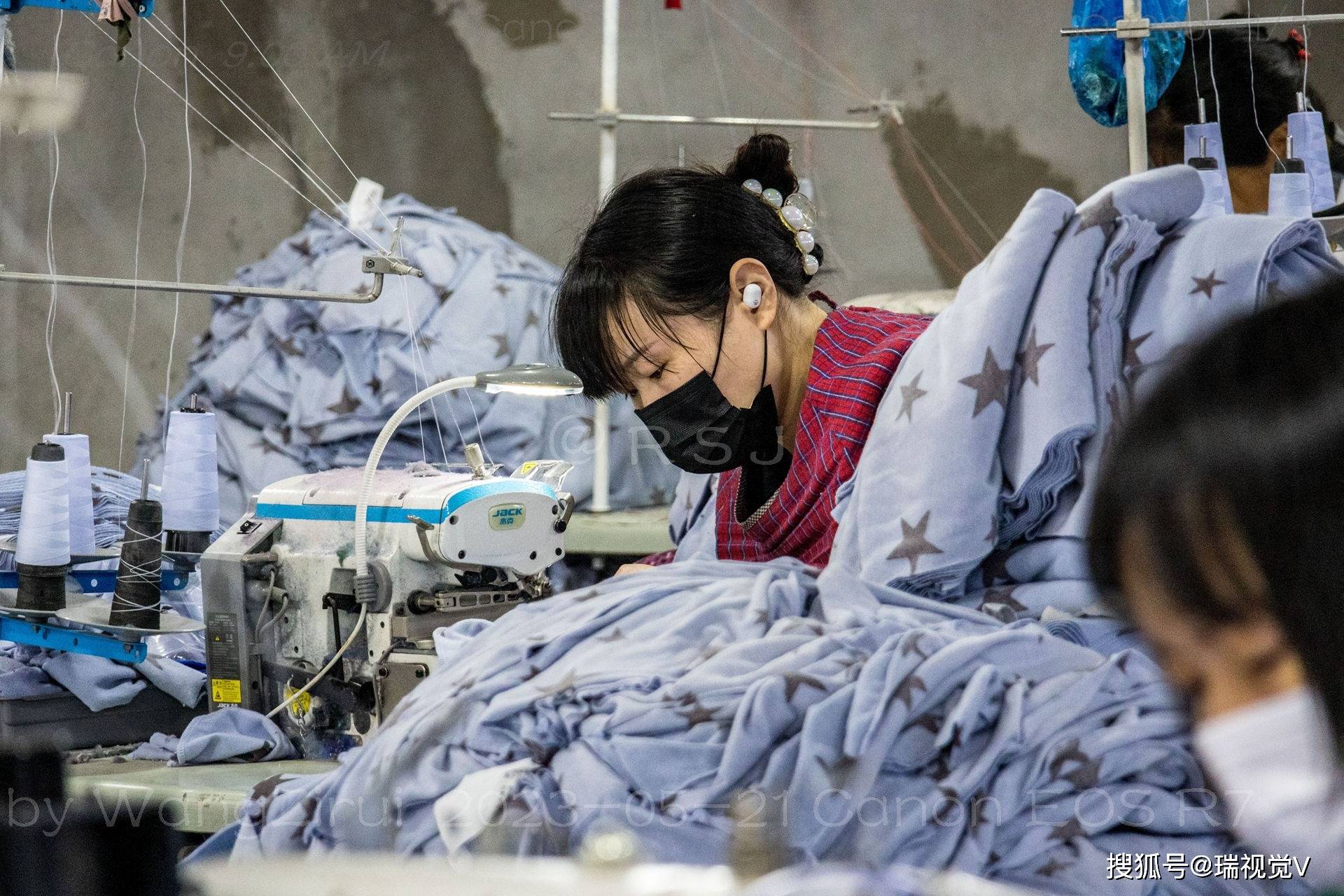 缝纫女工:沐沐服饰丨河南林州_加工_车间_五龙镇