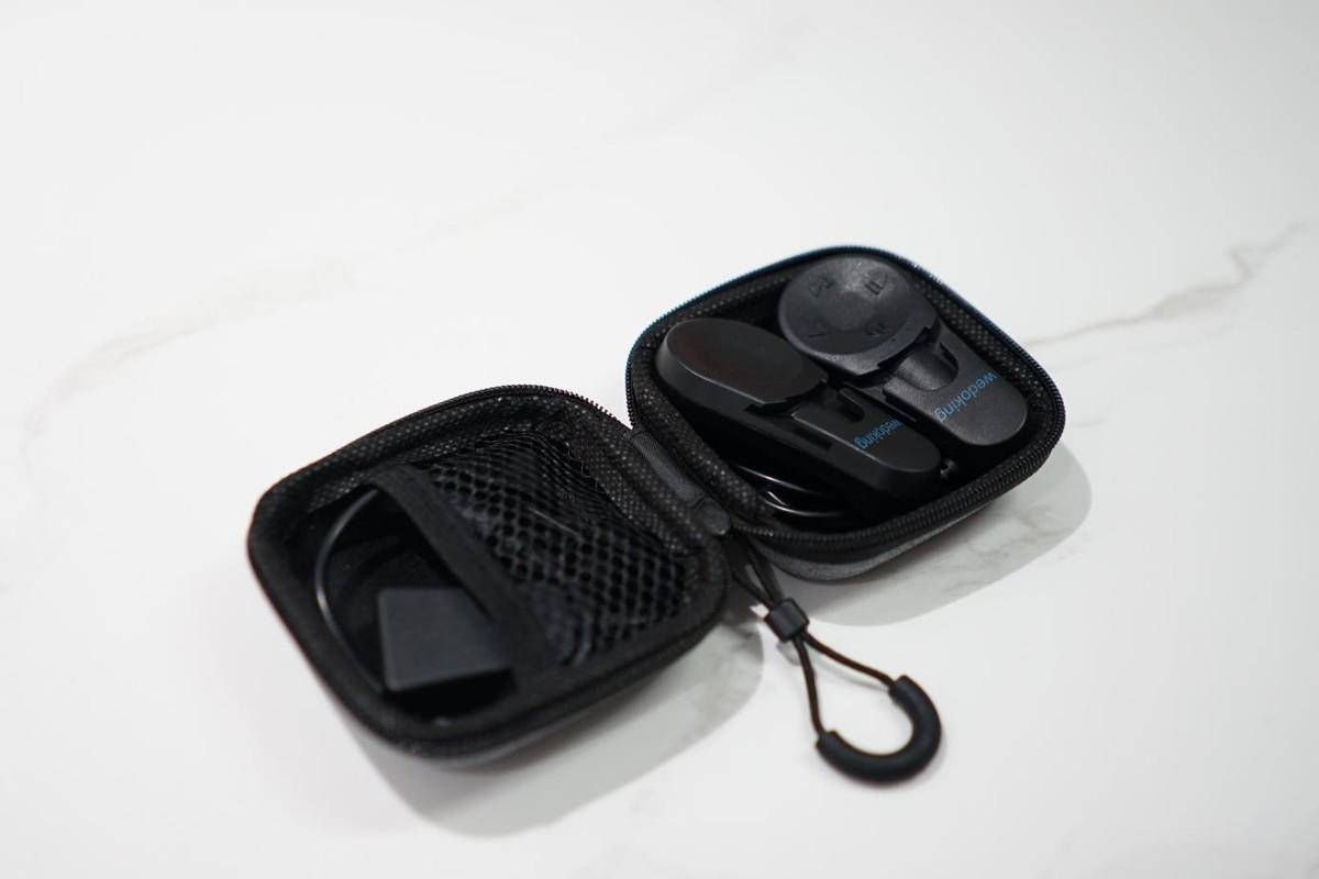灰色的耳机收纳盒里面是wedoking二代游泳耳机.