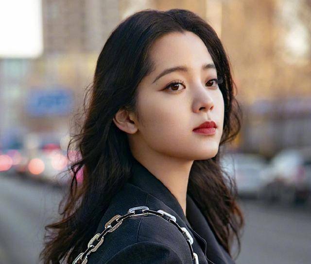 都说欧阳娜娜发福,现身迪士尼后被抓拍,生图下真实腿围令人看呆_身材