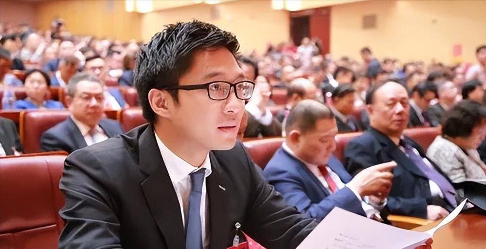 霍启山出席活动邂逅美女,和女士热聊弯腰显风度,女方撞脸章子怡_时候