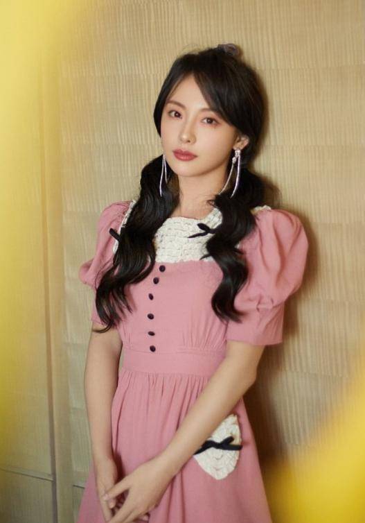 33岁张嘉倪大胆挑战,太少女了_周冬雨_造型_外貌