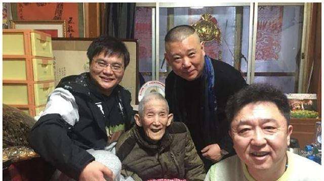 德云社团综第三期来到哈尔滨，云鹤九霄排排坐，岳云鹏坐C位