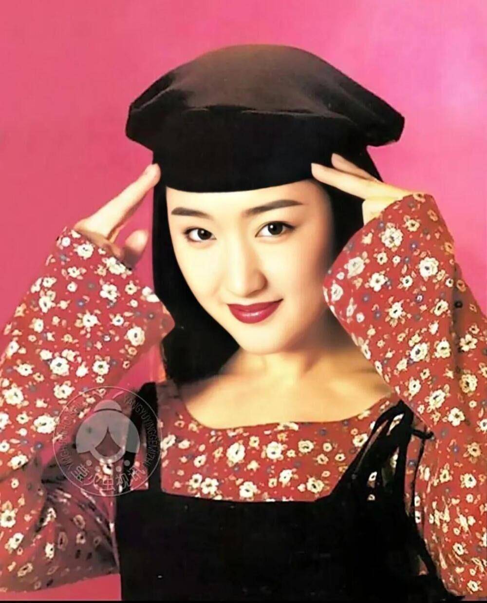 难怪爸爸年轻时把她当"梦中情人",原来杨钰莹这么美!_造型_设计_衣料