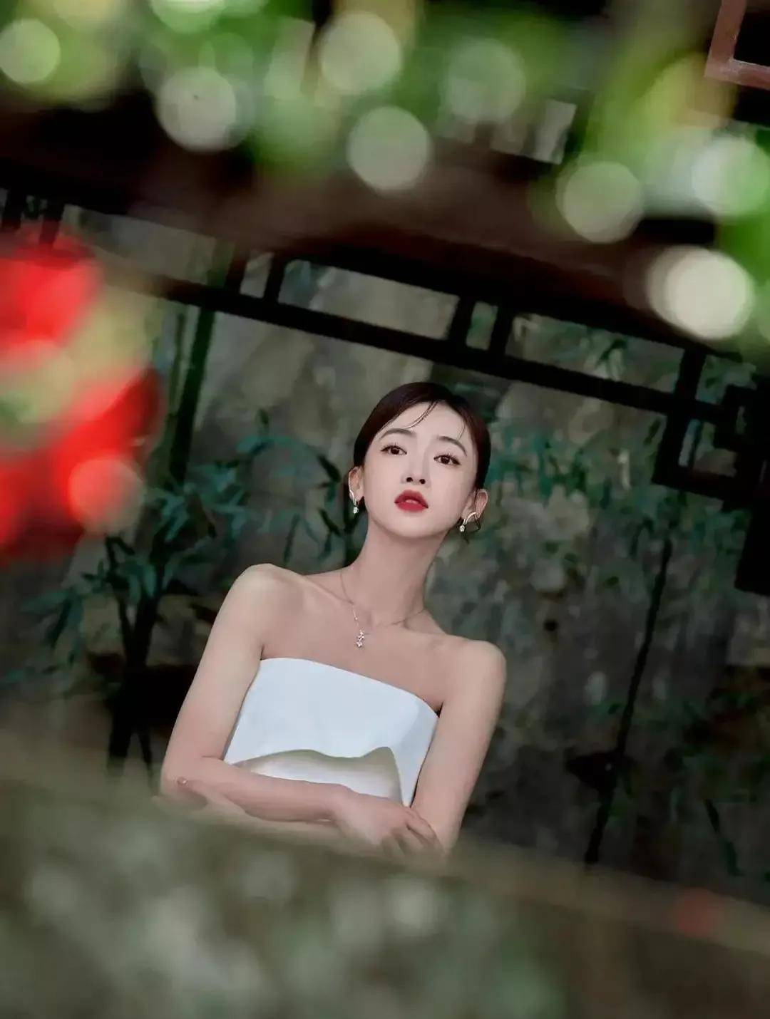 吴谨言一身黑色吊带装尽显清纯欲,齐肩长发妩媚动人,身材恰到好处