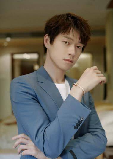 都说蓝色西装不易驾驭,魏大勋杨洋胡一天却偏爱,看完你爱了吗_魅力