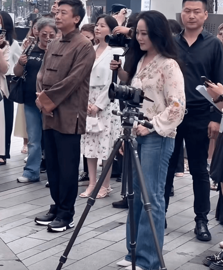 章小蕙被路人拍成大妈,五大三粗身材壮硕,但容貌状态比实际小!