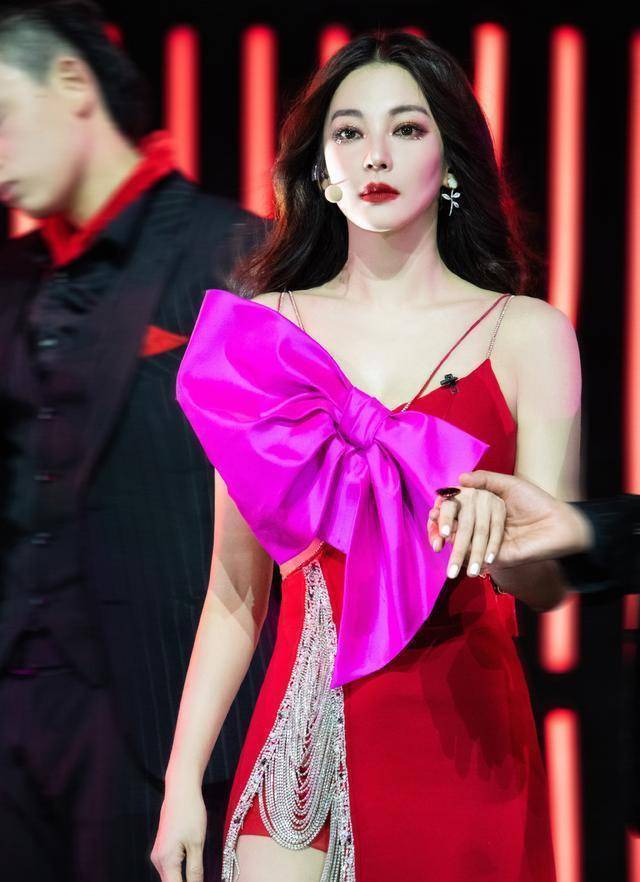 张雨绮摇身变迪士尼公主,金晨成蛇蝎美人_红色_银色_设计
