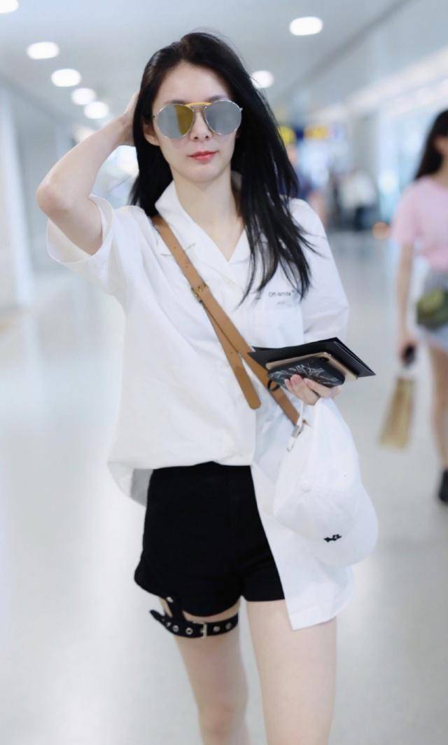 傅菁真厉害,黑色短裤"吊根皮带",配白色衬衫简单却很吸睛_造型_红色