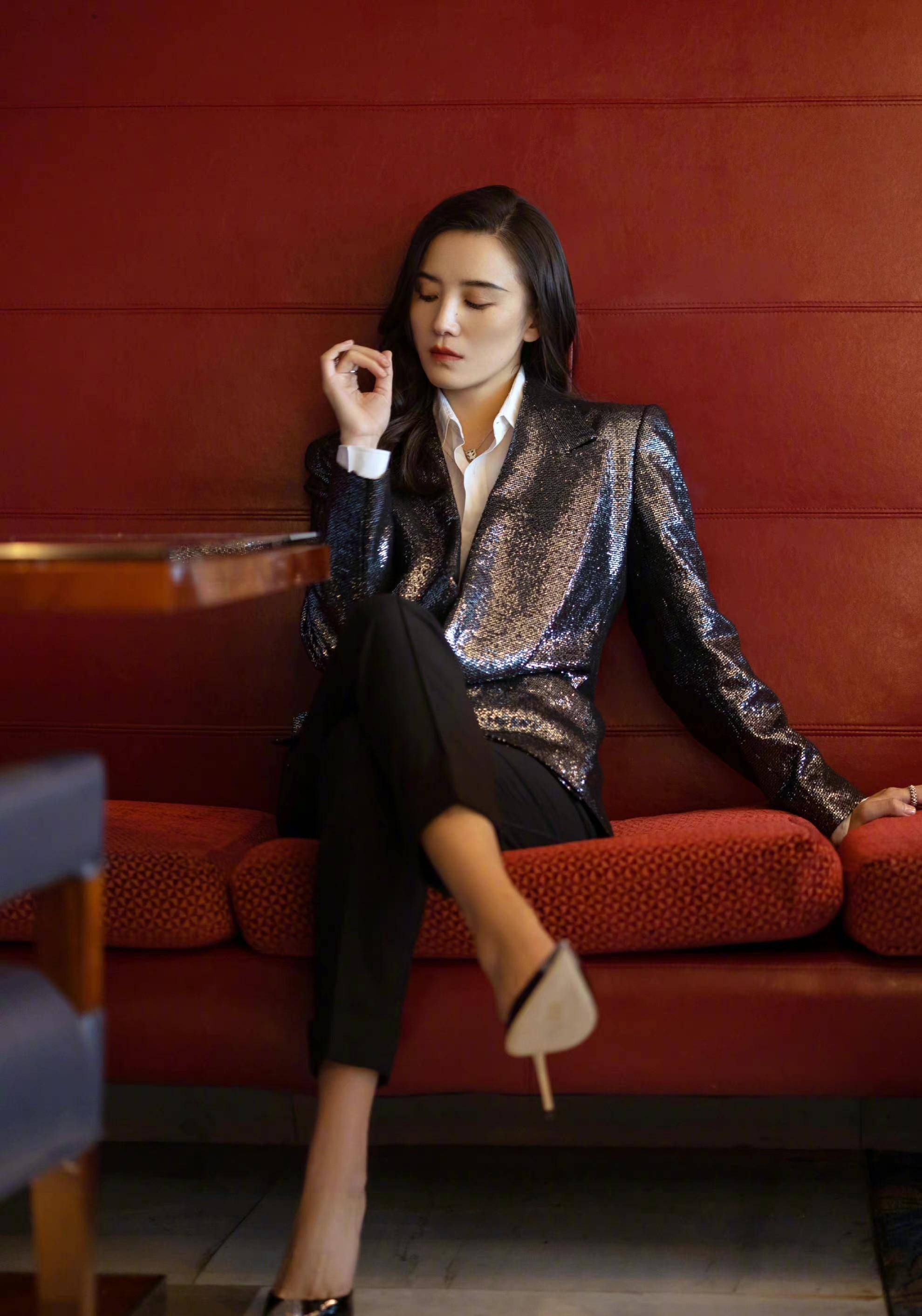 42岁的宋佳怎么能变得更漂亮,衣服衬衫也能美得惊人,像红酒一样可爱