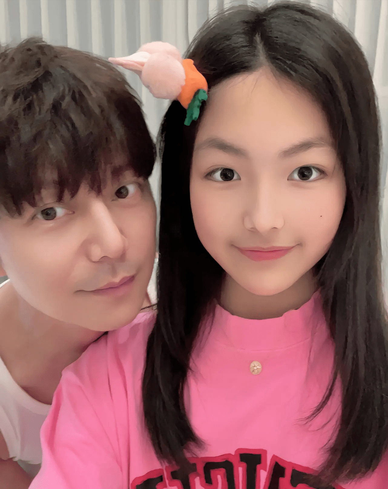 李湘凌晨晒女儿和何炅合照,心情真好,14岁的她亭亭玉立美少女_王诗龄