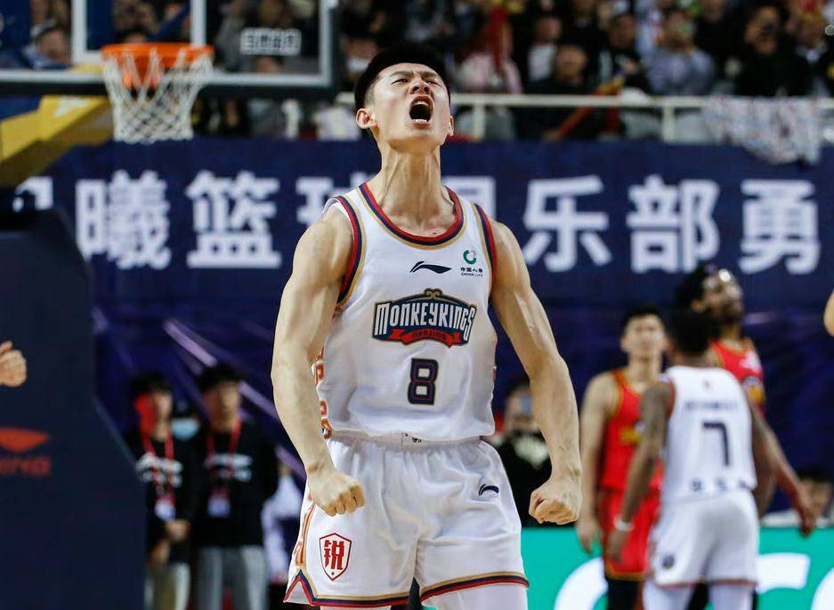 众所周知,刘家成是同曦队主教练兼球员西热力江的经纪人.