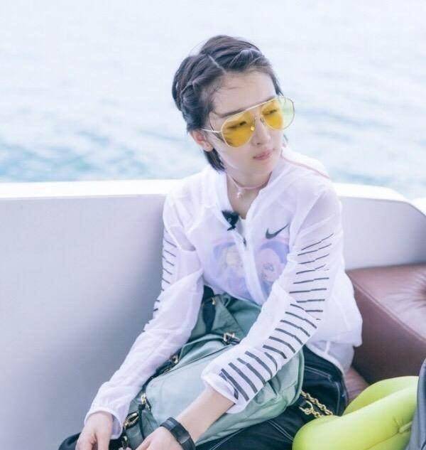 周冬雨穿束胸衣束的不是胸,是空气!黄晓明都看不下去_look_短裤_衣服