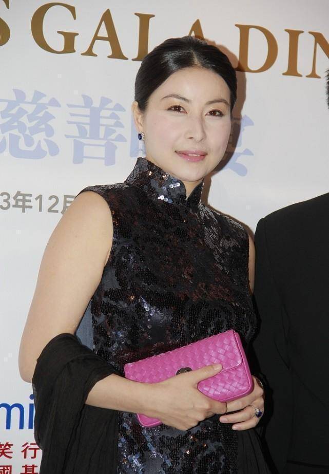 郭晶晶虽然有点壮,但穿上旗袍还是蛮有韵味的,很有贵妇气质_裙子_女性