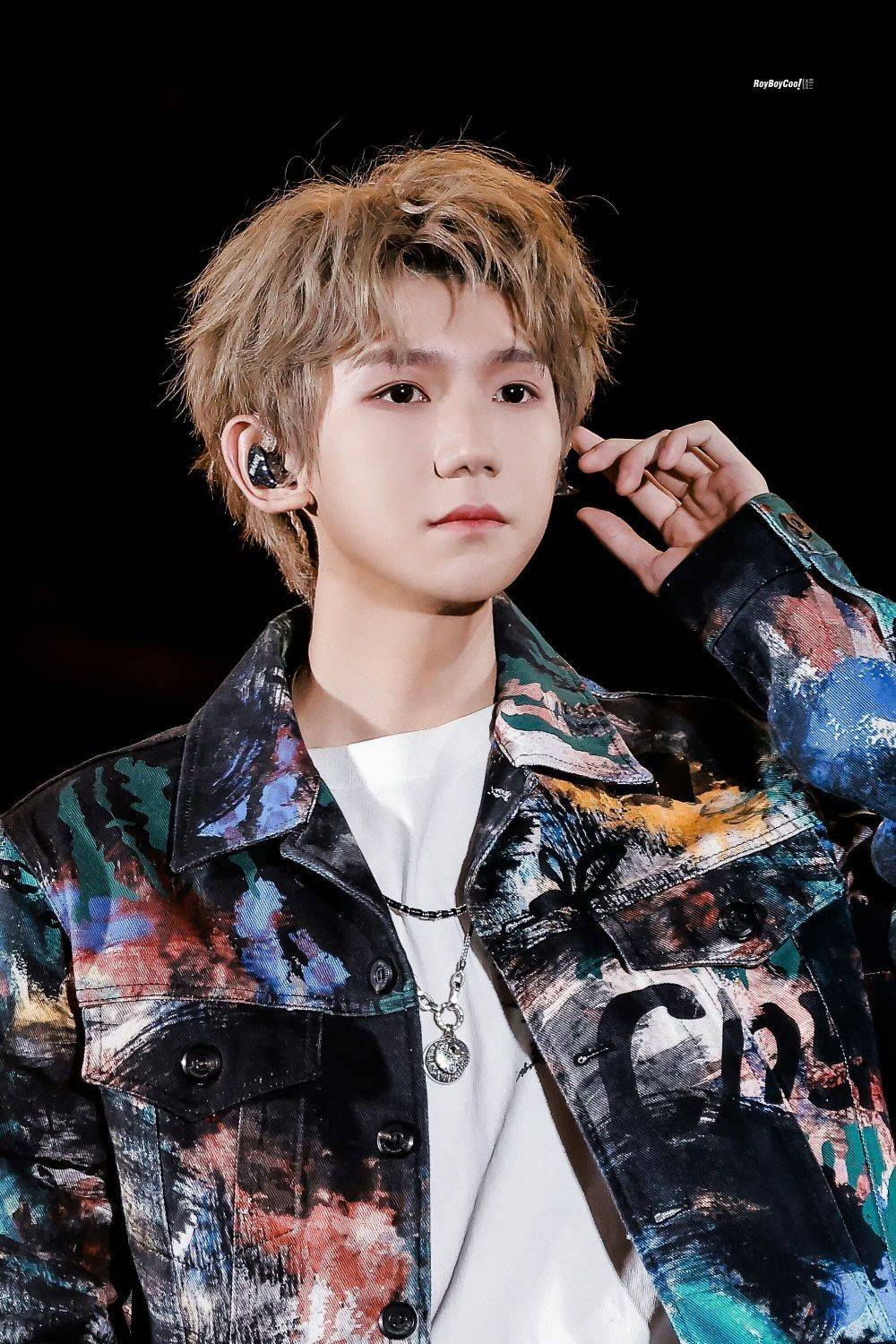 王源五月天鸟巢演唱会合唱《如果我们不曾相遇》,被曝紧张到发抖_罗伊