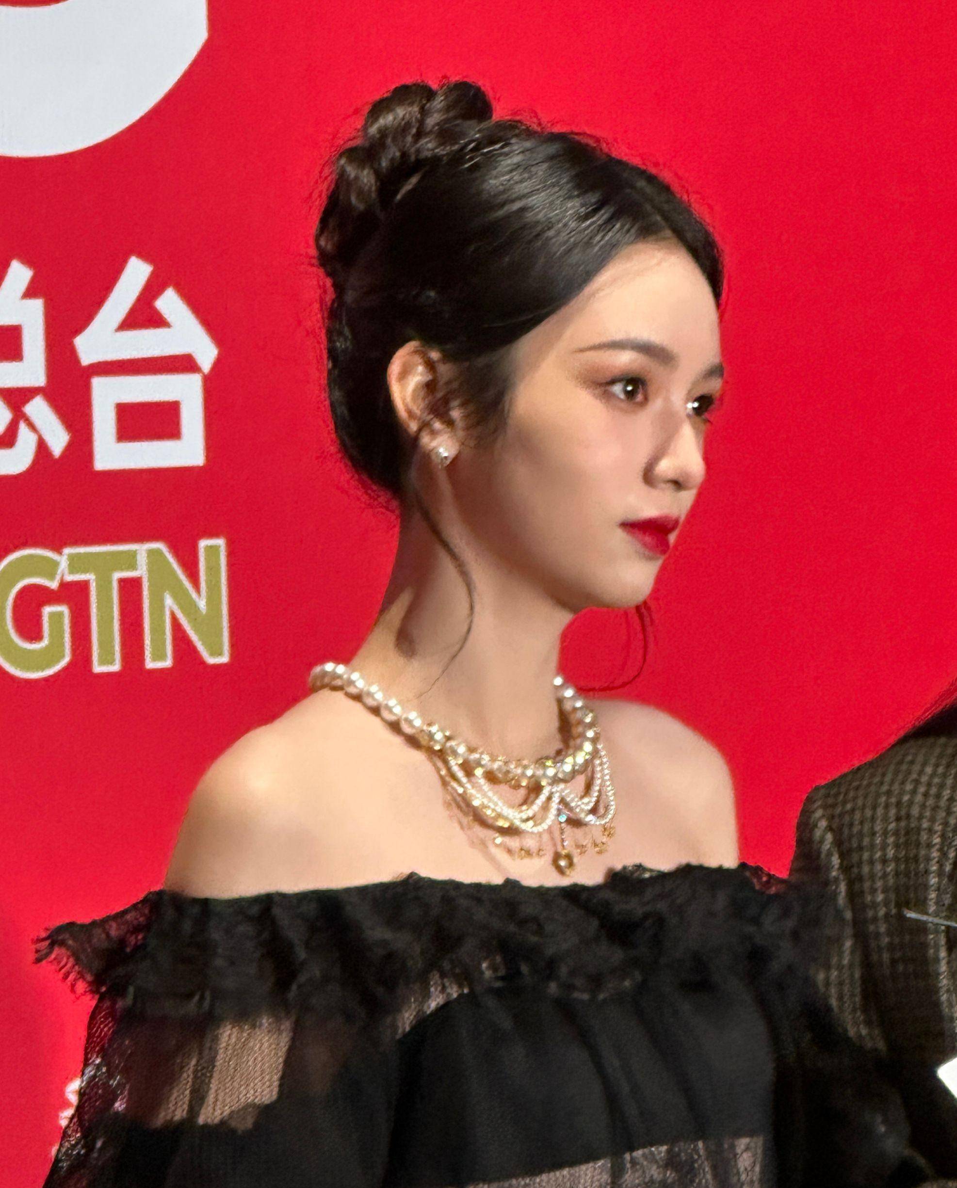 她穿着晚礼服走红地毯,气质如高傲的黑天鹅般妩媚_女明星_带着_其他