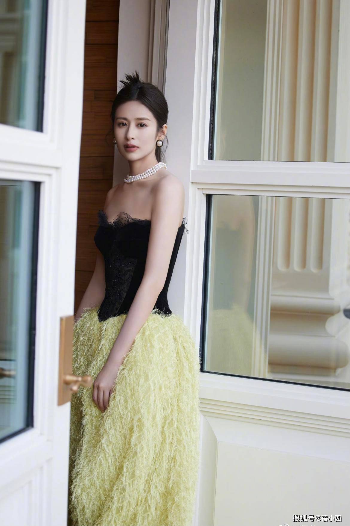 颖儿终于剪短发了,配白色开衩连衣裙秀长腿,身材让人梦寐以求_造型_裙