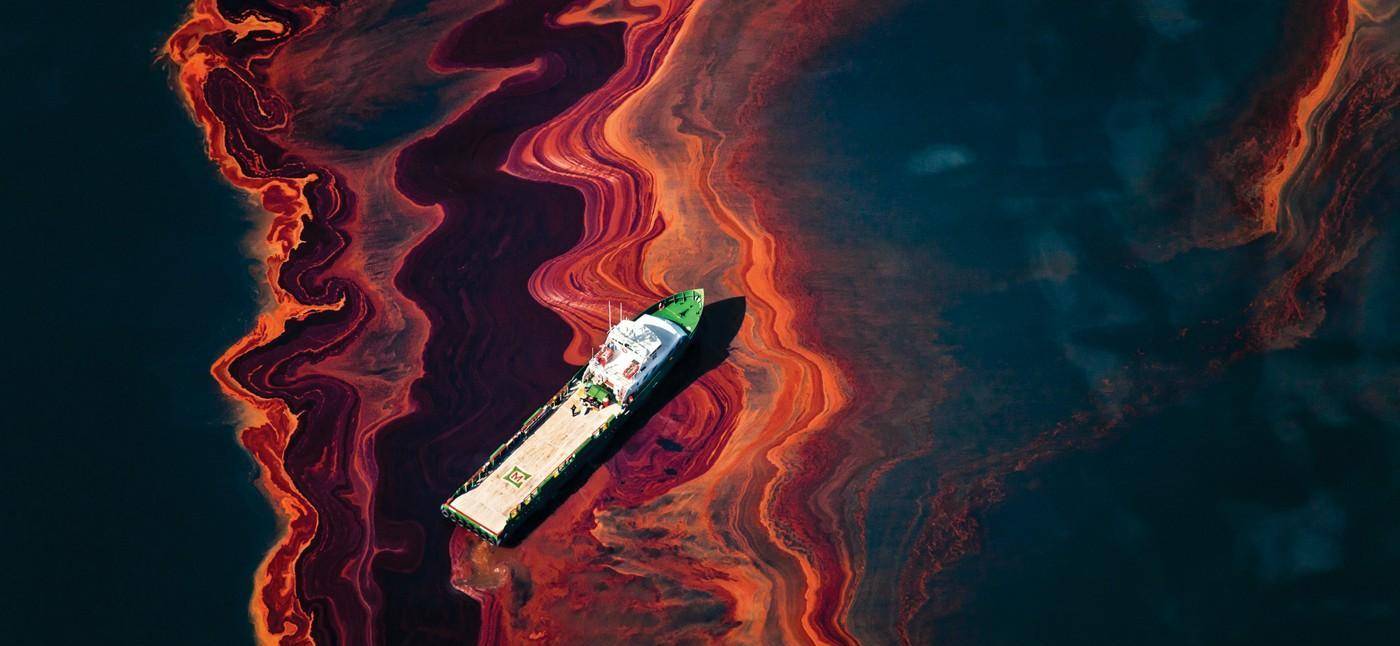 而石油泄露的恶果,最终还会反噬人类自己,海洋石油污染会改变某些经济