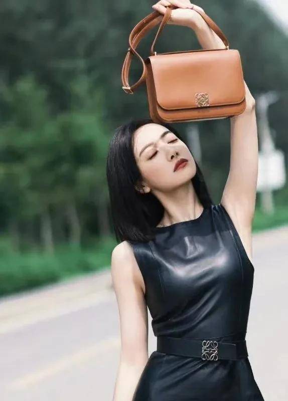 明星也爱穿皮裙,高级感十足,好迷人_女生_款式_时尚