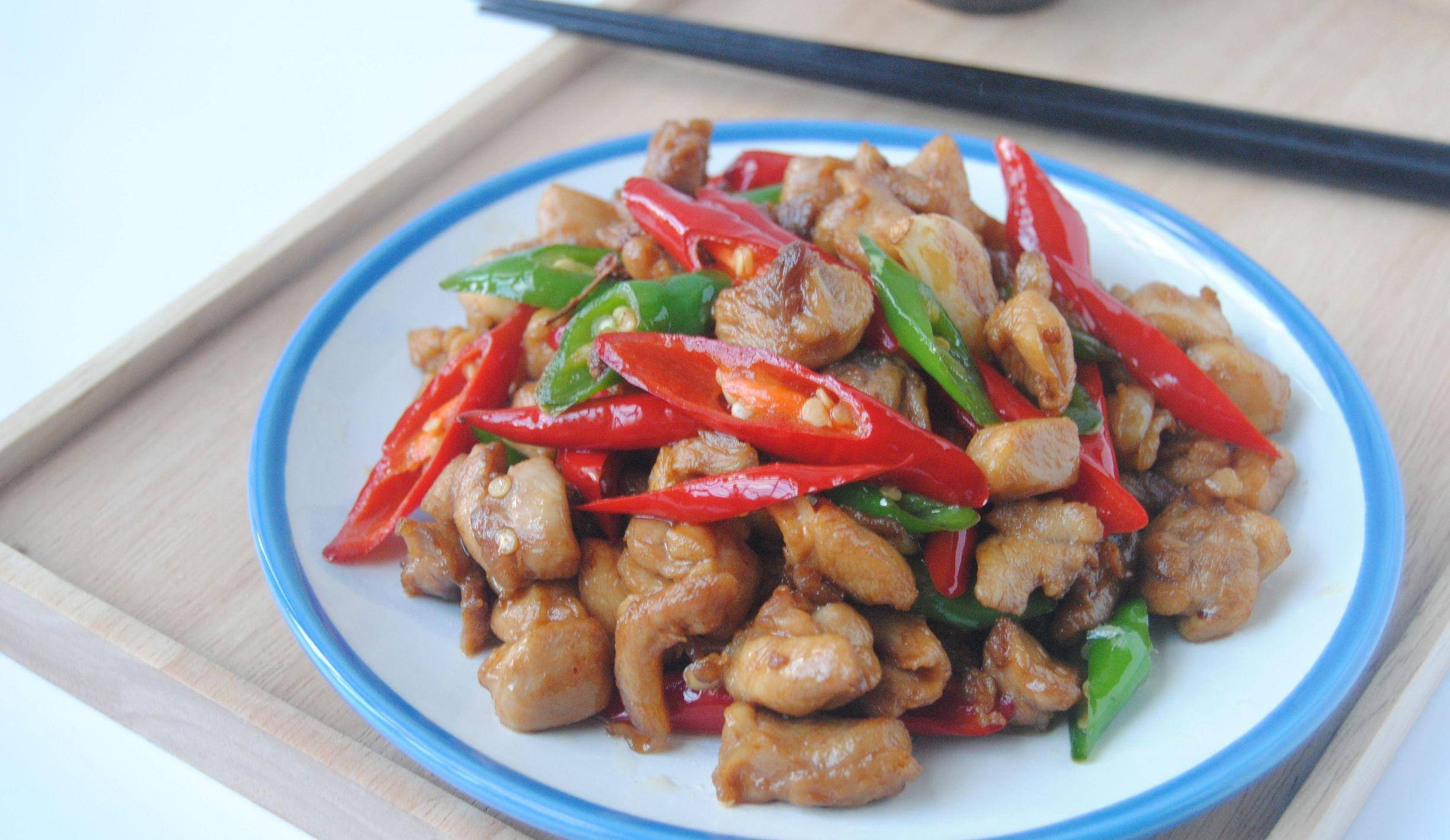 家里来客人,可以把琵琶腿这样做,去骨,爆炒,加入辣椒,炒香后简直好吃