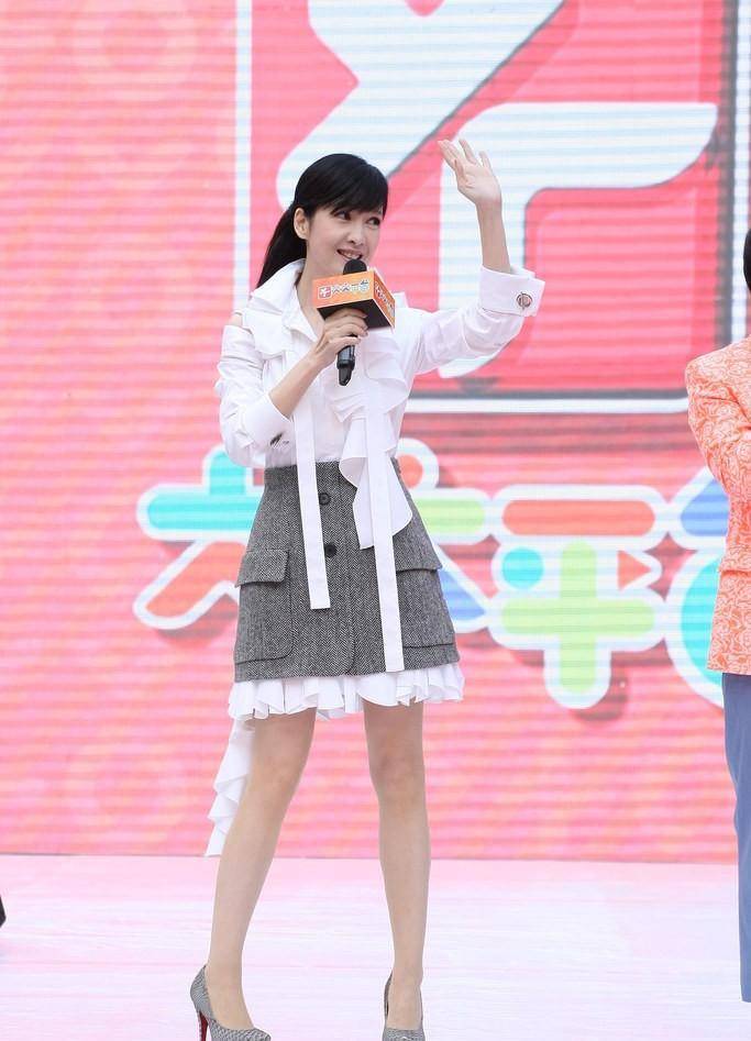 55岁周慧敏瘦太狠认不出!