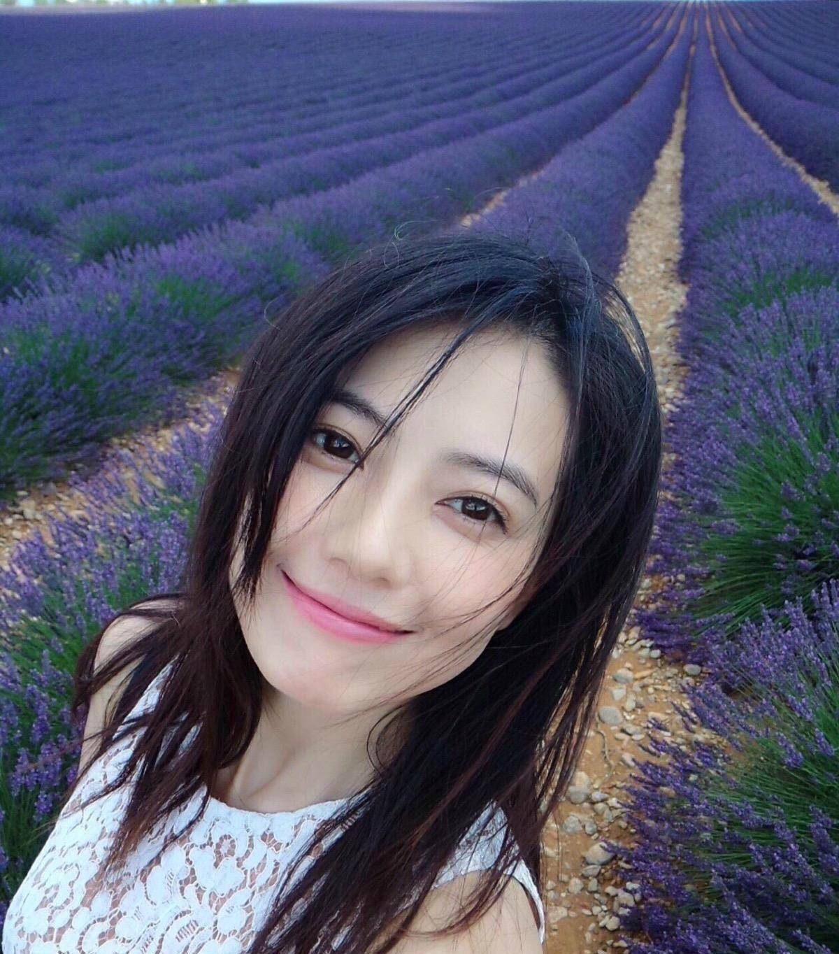 高圆圆产后大变样?白衬衣高马尾活力十足,网友疑惑"脸变了?