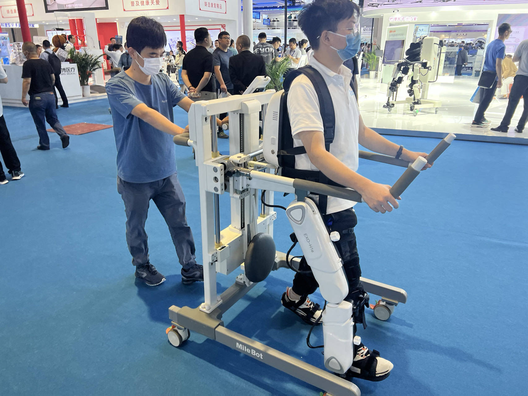 下肢外骨骼康复训练机器人搭载柔性驱动器,可以实现精准力控,有效吸收