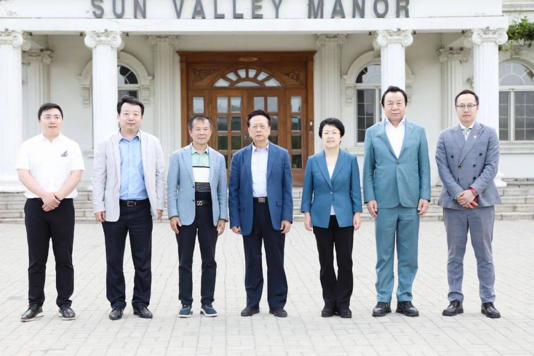 负责人员合影辽宁太阳谷庄园葡萄酒业股份有限公司董事长吴廷辉介绍