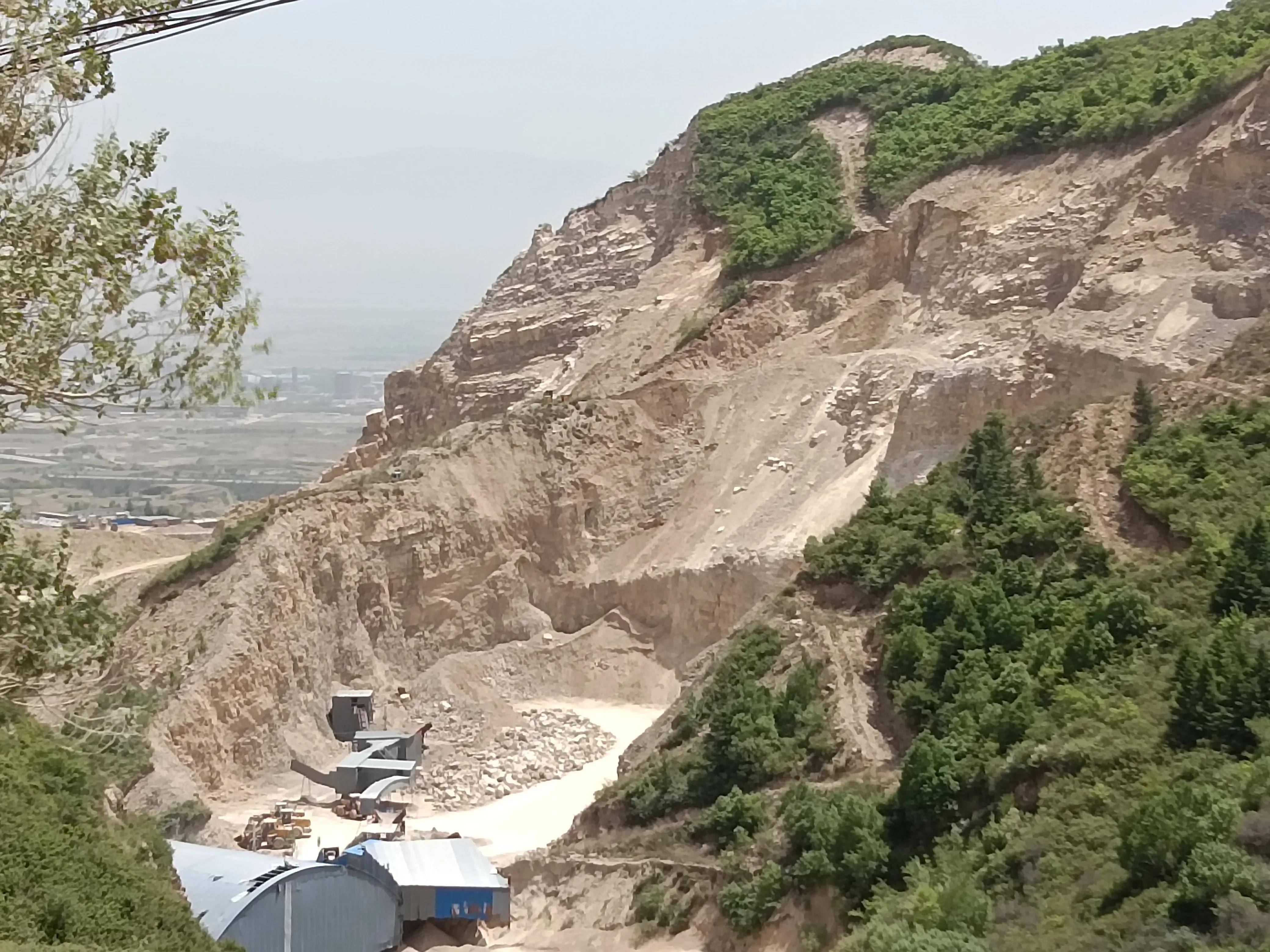 山西省原平市崞阳镇雷家峪口村有一无名石料厂污染环境,破坏山体_监管