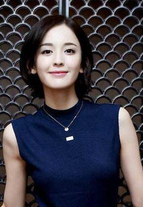 古力娜扎称她是家里最丑的,看到表姐照片后,网友:请原地出道_新疆