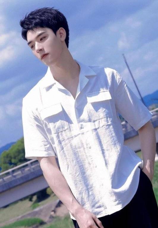 龚俊穿浅绿卫衣配蓝色牛仔裤,清新自然,你觉得龚俊的穿搭怎样?