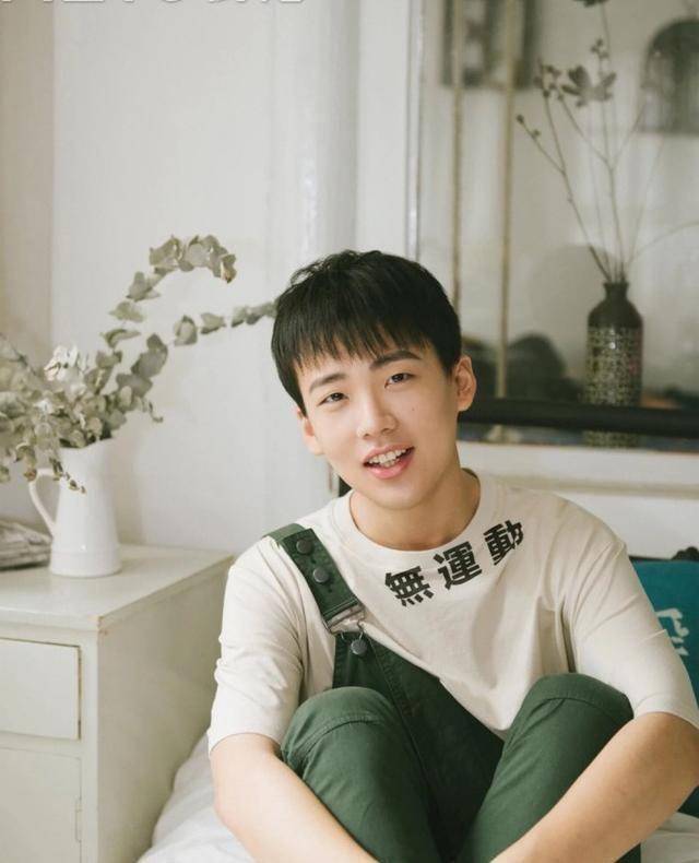 虽说岳云鹏的表演经历丰富,但郭麒麟胜在年轻,年轻意味着就有无限的