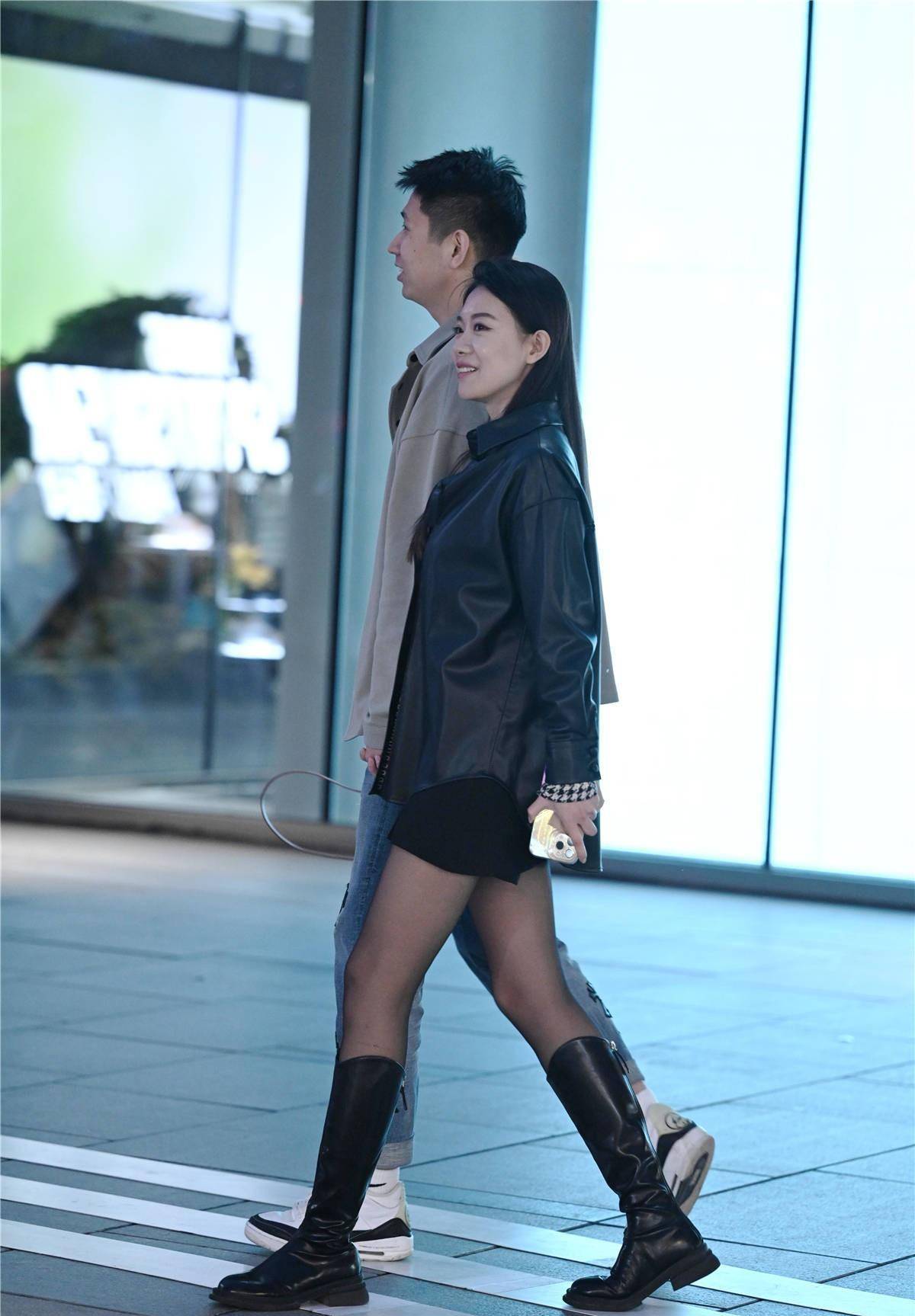 黑丝袜配靴子,你会选择皮靴的款式吗?适合春天出门