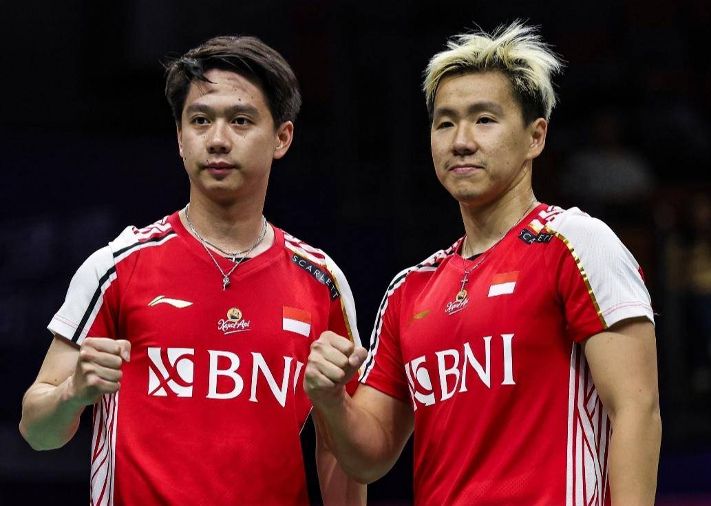 反倒被王昶的大范围截杀和多变的落点,打得非常狼狈,梁王组合连得3分