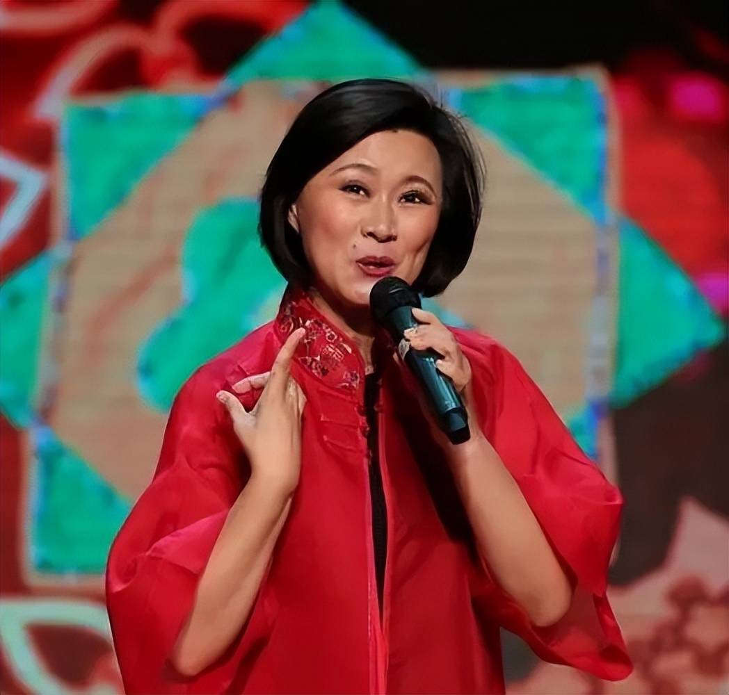 赵海燕竟是211大学教授,毕业生合照遭讽刺:二人转专业也能进211?