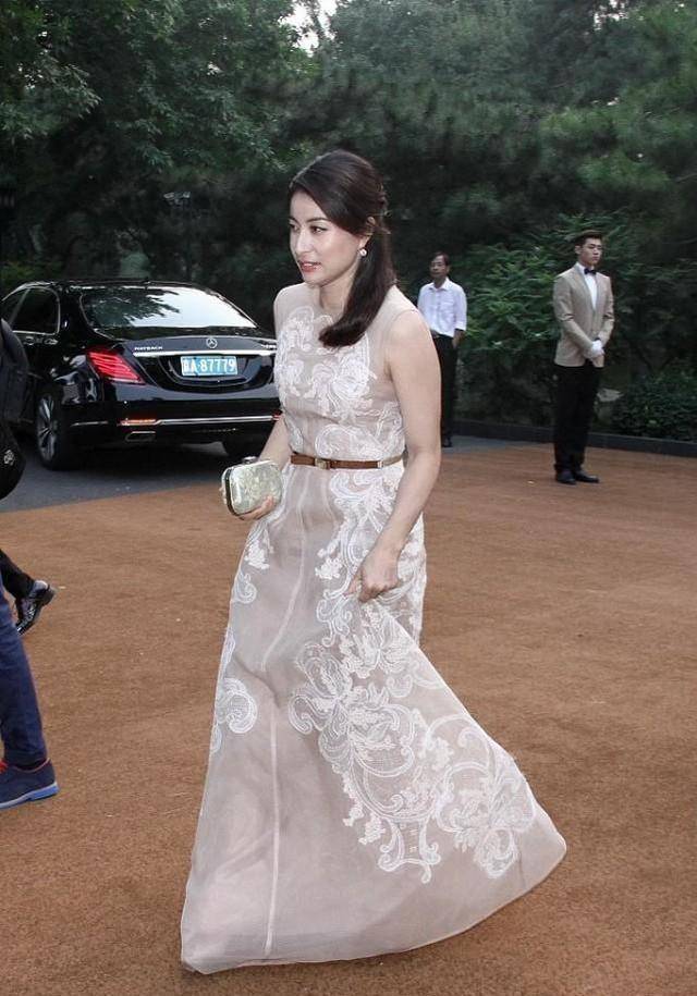 郭晶晶不愧是阔太,身着礼服出席活动,高贵典雅,十分美丽_装饰_魅力