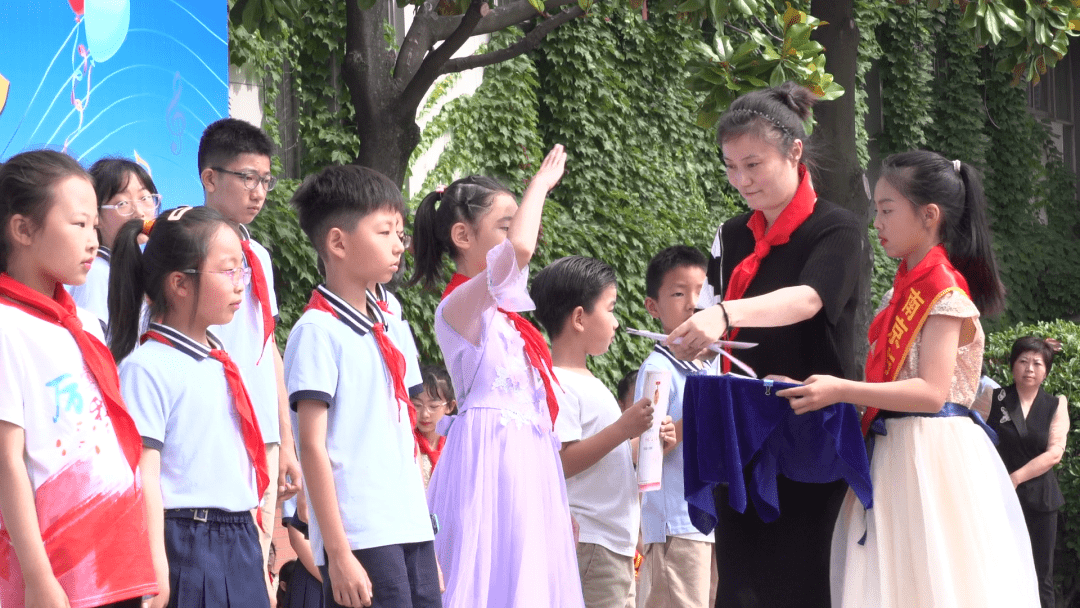 月牙湖小学校长图片